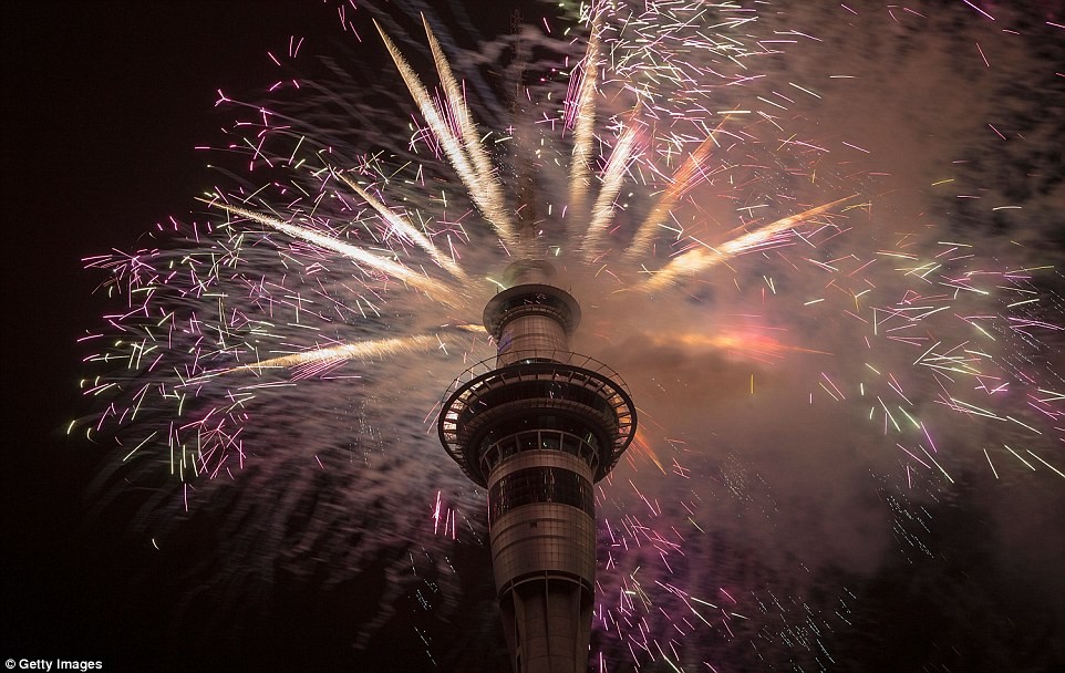 Màn trình diễn pháo hoa đòn chào năm mới ở phía đỉnh Toà tháp Bầu trời ở New Zealand.